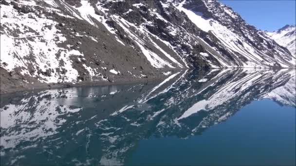 Krajina, hory sněhu a lagunu v Santiagu, Chile — Stock video
