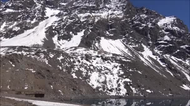 山雪与智利圣地亚哥的咸水湖的景观 — 图库视频影像