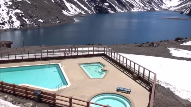 Paisagem de neve de montanha e lagoa em Santiago, Chile — Vídeo de Stock