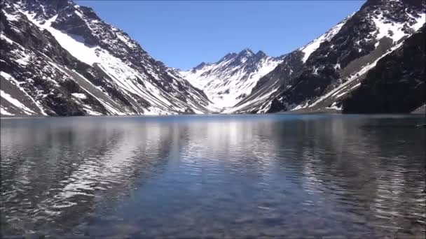 Paisagem de neve de montanha e lagoa em Santiago, Chile — Vídeo de Stock