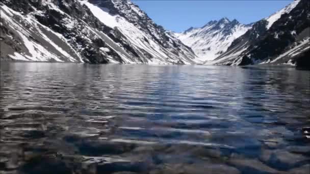 Krajina, hory sněhu a lagunu v Santiagu, Chile — Stock video