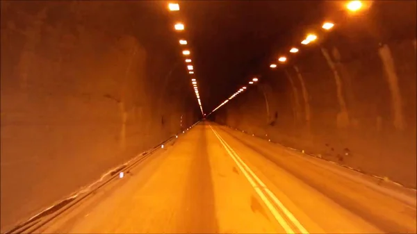 Conduzir ao longo de um túnel no Chile — Fotografia de Stock