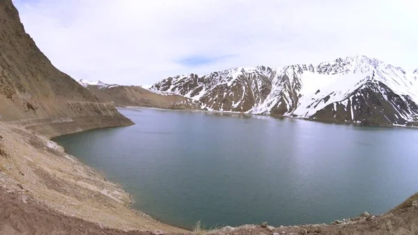 Paisaje de nieve y laguna de montaña en Santiago, Chile — Foto de Stock