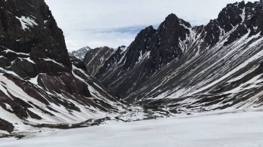 Dağ kar ve Santiago, Şili için vadi peyzaj