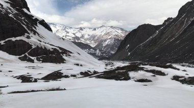 Dağ kar ve Santiago, Şili için vadi peyzaj