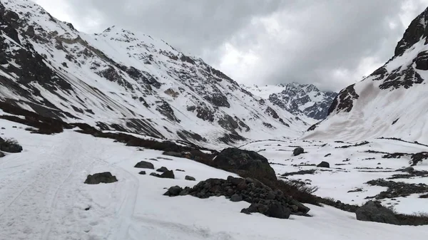 Τοπίο με χιόνι στο βουνό και κοιλάδα στο Σαντιάγκο, Χιλή — Φωτογραφία Αρχείου