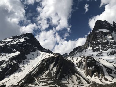 Dağ kar ve Santiago, Şili için vadi peyzaj