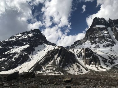 Dağ kar ve Santiago, Şili için vadi peyzaj