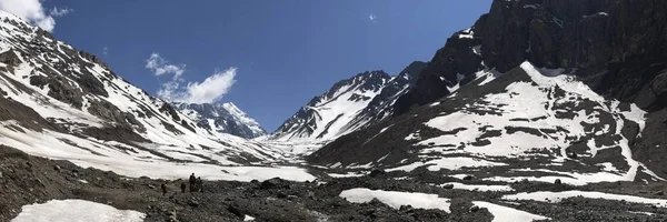 山雪与谷在智利圣地亚哥举行的景观 — 图库照片