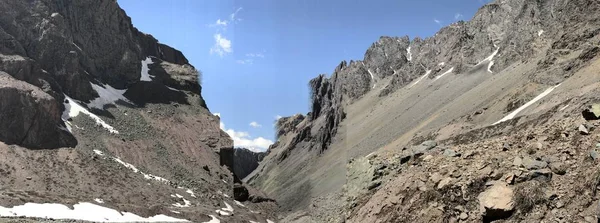 Paisaje de montaña nevada y valle en Santiago, Chile — Foto de Stock