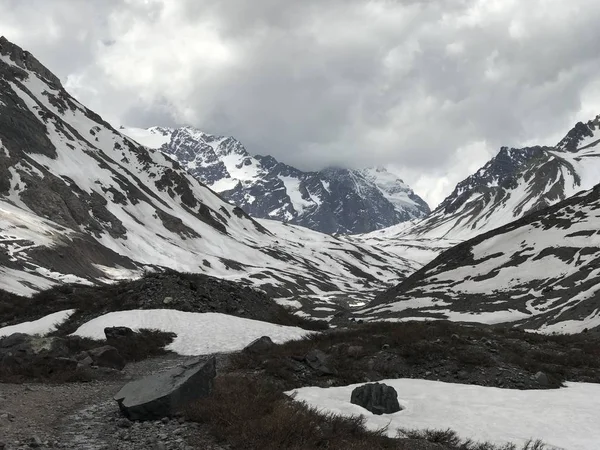 Dağ kar ve Santiago, Şili için vadi peyzaj — Stok fotoğraf