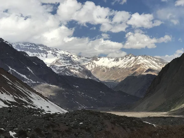 Paysage de neige de montagne et de vallée à Santiago, Chili — Photo