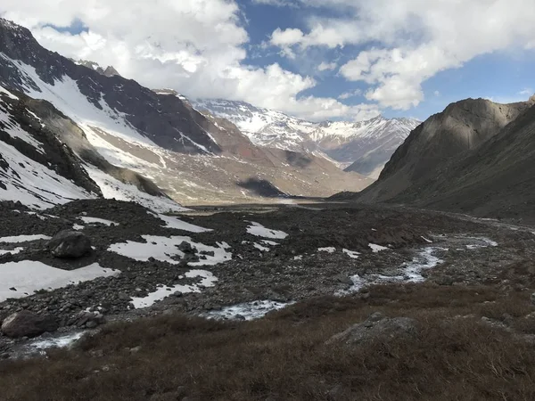 Paysage de neige de montagne et de vallée à Santiago, Chili — Photo