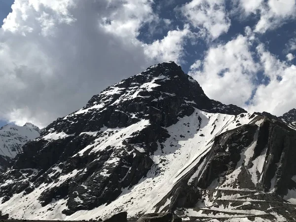 Dağ kar ve Santiago, Şili için vadi peyzaj — Stok fotoğraf