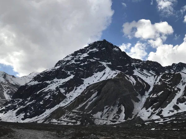 Dağ kar ve Santiago, Şili için vadi peyzaj — Stok fotoğraf