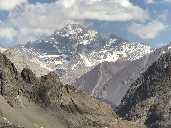 Dağ kar ve Santiago, Şili için vadi peyzaj — Stok fotoğraf