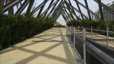 Santiago, Şili'deki bir demir köprü, yürümek-den geçerek