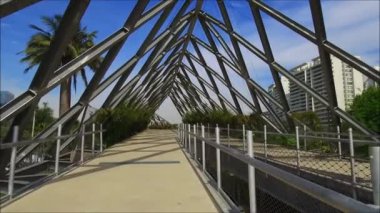 Santiago, Şili'deki bir demir köprü, yürümek-den geçerek