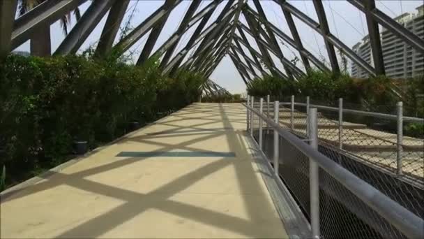 Caminar a través de un puente de hierro en Santiago, Chile — Vídeos de Stock