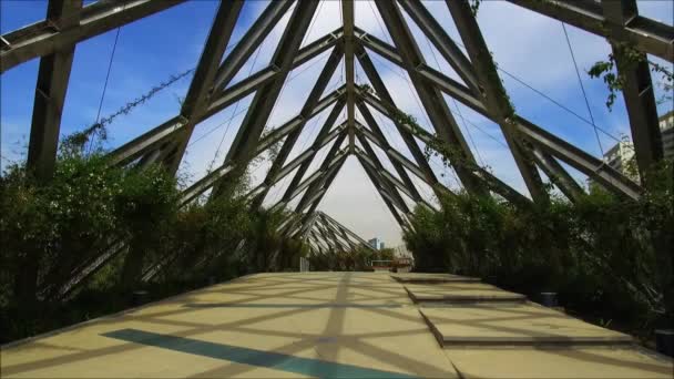 Caminar a través de un puente de hierro en Santiago, Chile — Vídeos de Stock