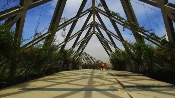 Marcher à travers à un pont de fer à Santiago, Chili — Video