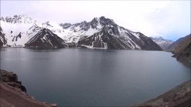 Embalse el Yeso rezervuar Şili'de boyunca sürüş