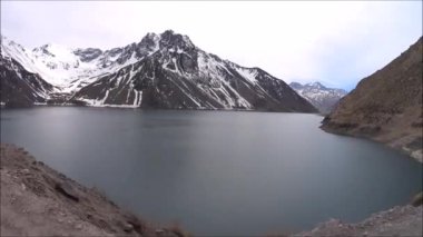 Embalse el Yeso rezervuar Şili'de boyunca sürüş