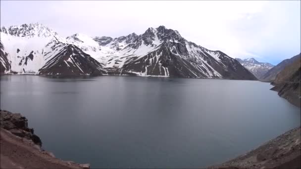 Проїжджаючи по на водосховищі Embalse Ель Yeso в Чилі — стокове відео