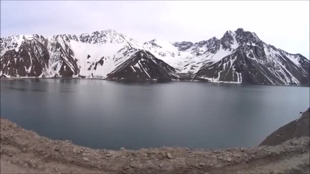 Οδήγηση κατά μήκος σε δεξαμενή Embalse el Yeso στη Χιλή — Αρχείο Βίντεο