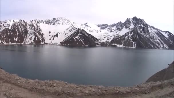 Οδήγηση κατά μήκος σε δεξαμενή Embalse el Yeso στη Χιλή — Αρχείο Βίντεο