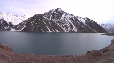 Embalse el Yeso rezervuar Şili'de boyunca sürüş