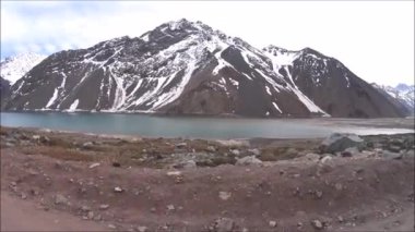 Embalse el Yeso rezervuar Şili'de boyunca sürüş