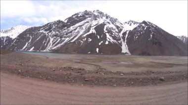 Embalse el Yeso rezervuar Şili'de boyunca sürüş