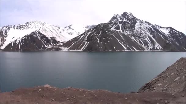 Conduzir junto no reservatório Embalse el Yeso no Chile — Vídeo de Stock