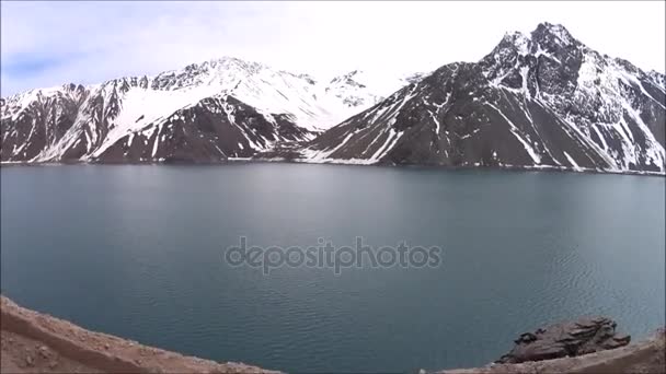 Проїжджаючи по на водосховищі Embalse Ель Yeso в Чилі — стокове відео
