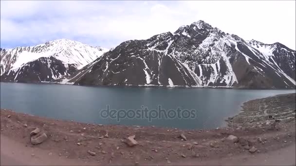 Rijden langs het stuwmeer Embalse el Yeso in Chili — Stockvideo