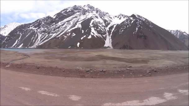 Conduciendo por el embalse el Yeso en Chile — Vídeo de stock