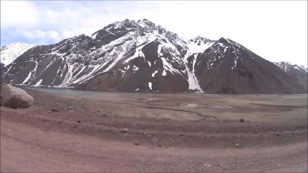 Jadąc na Embalse el Yeso zbiornik w Chile — Wideo stockowe