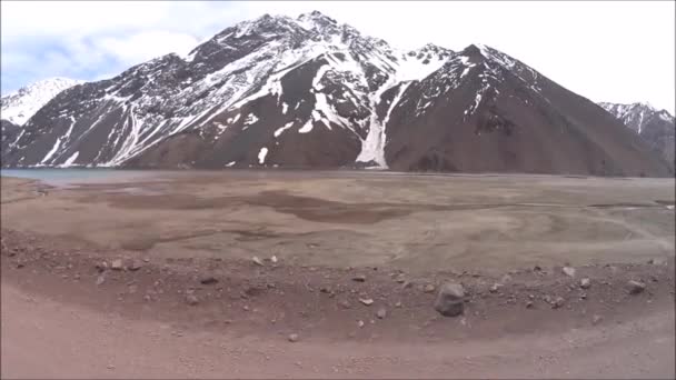 チリの Embalse エル, 貯水池に沿ってを運転 — ストック動画