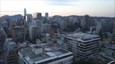 Santiago, Şili'deki gökdelenlerin havadan görünümü