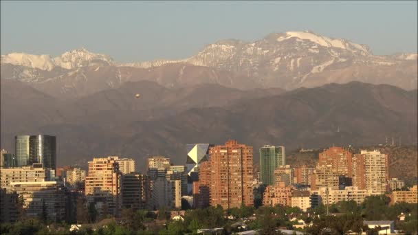 Τοπίο και ουρανοξύστες στην πόλη του Σαντιάγκο στη Χιλή — Αρχείο Βίντεο