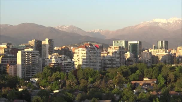 Peyzaj ve Chile Santiago şehir içinde gökdelenler — Stok video