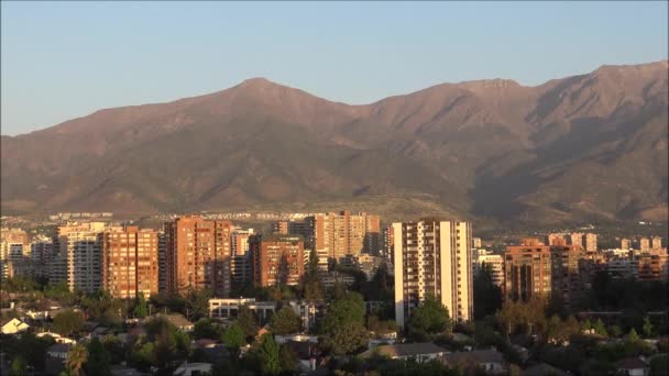 Landschap en wolkenkrabbers in de stad Santiago in Chili — Stockvideo