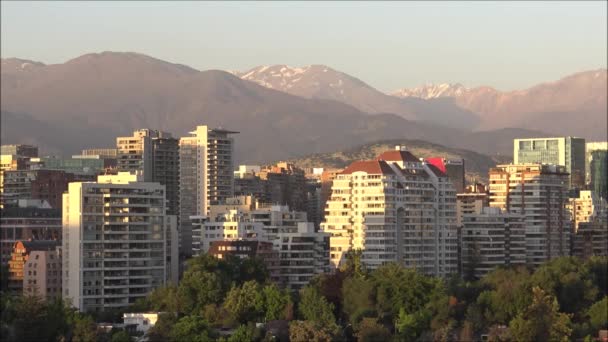Пейзажи и небоскребы в городе Сантьяго в Чили — стоковое видео