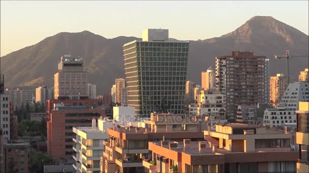 Landschaft und Wolkenkratzer in der Stadt Santiago in Chile — Stockvideo