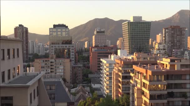 Paisagem e arranha-céus na cidade de Santiago no Chile — Vídeo de Stock