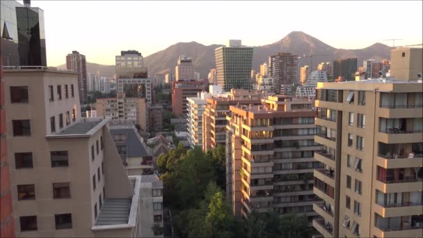 Krajina a mrakodrapy ve městě Santiagu v Chile — Stock video