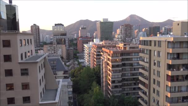 Landschap en wolkenkrabbers in de stad Santiago in Chili — Stockvideo