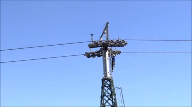 Bakım yapıyor mühendisleri teleferik Santiago, Şili için çalışır