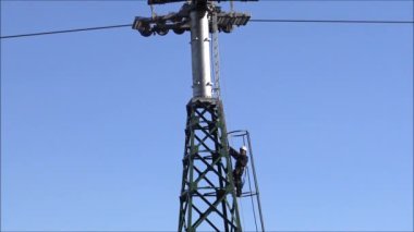 Bakım yapıyor mühendisleri teleferik Santiago, Şili için çalışır